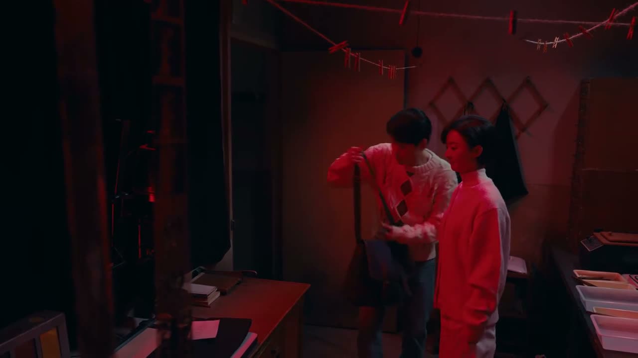 秋萍 你帮我把门关一下啊