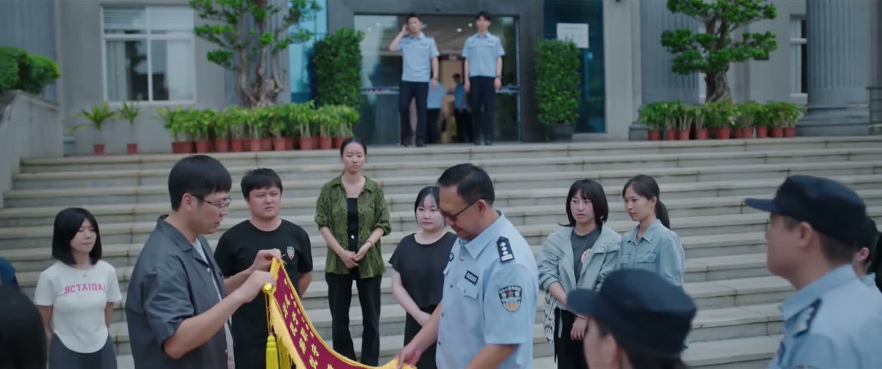 不是 这是我的一点心意 您就把它收下吧