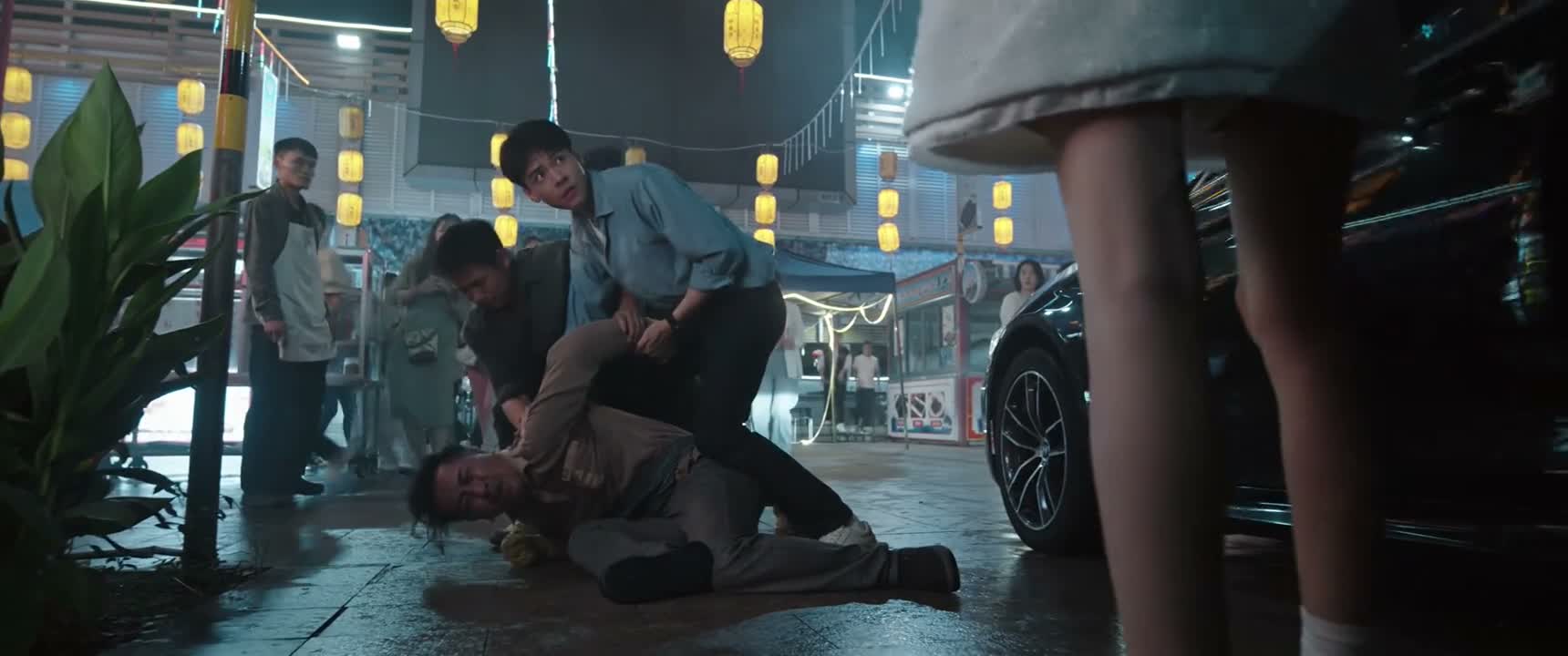 胳 胳膊快断了 你轻点 带走