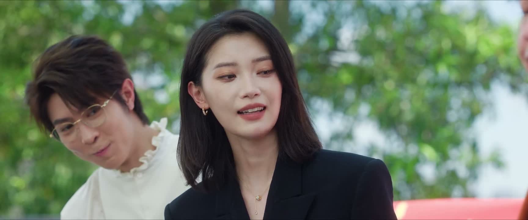 你看他这一副 身在曹营心在汉的样子