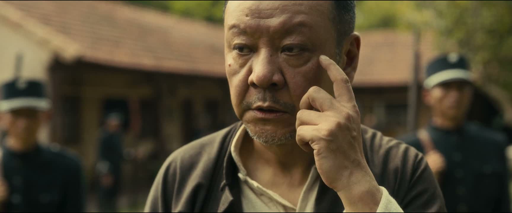 他 他这儿有道疤