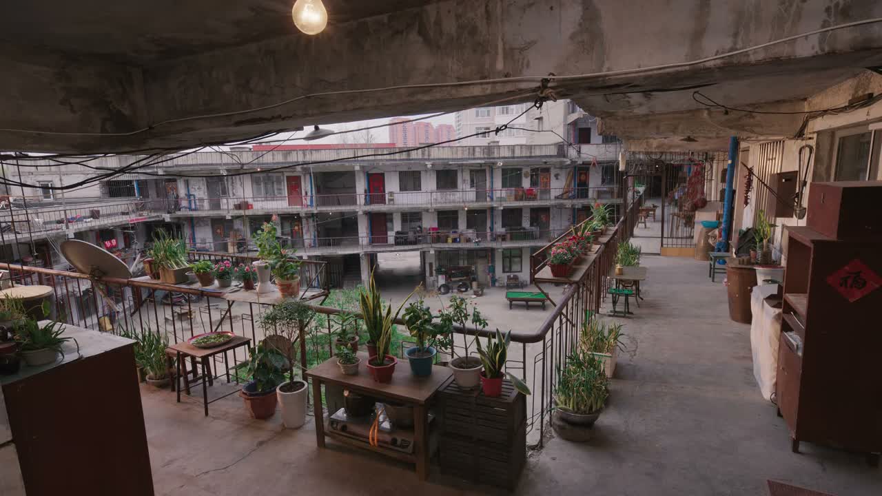 这大清早的你妈能起来