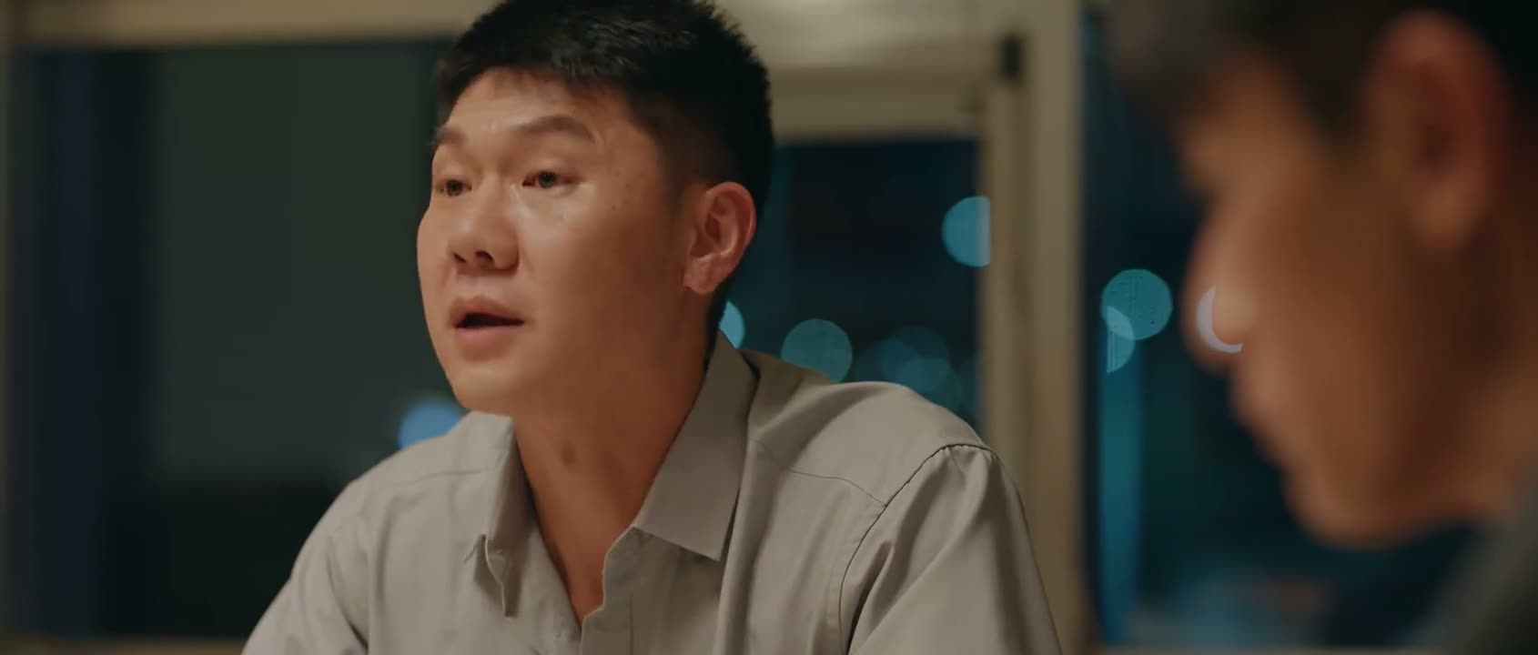 要背着那个小孟弟兄