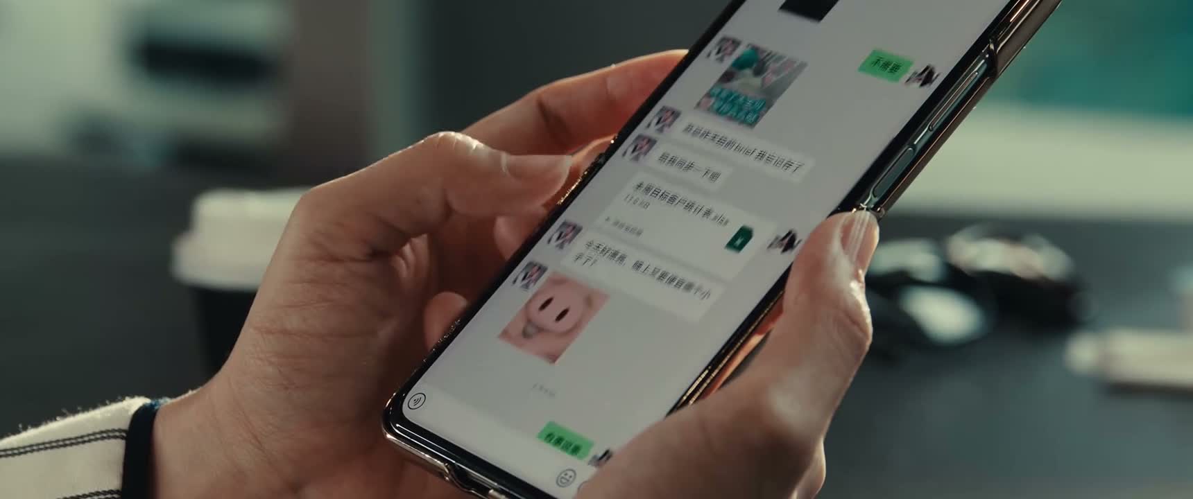 但是跟我说话的李伟峰 可一点都不老实