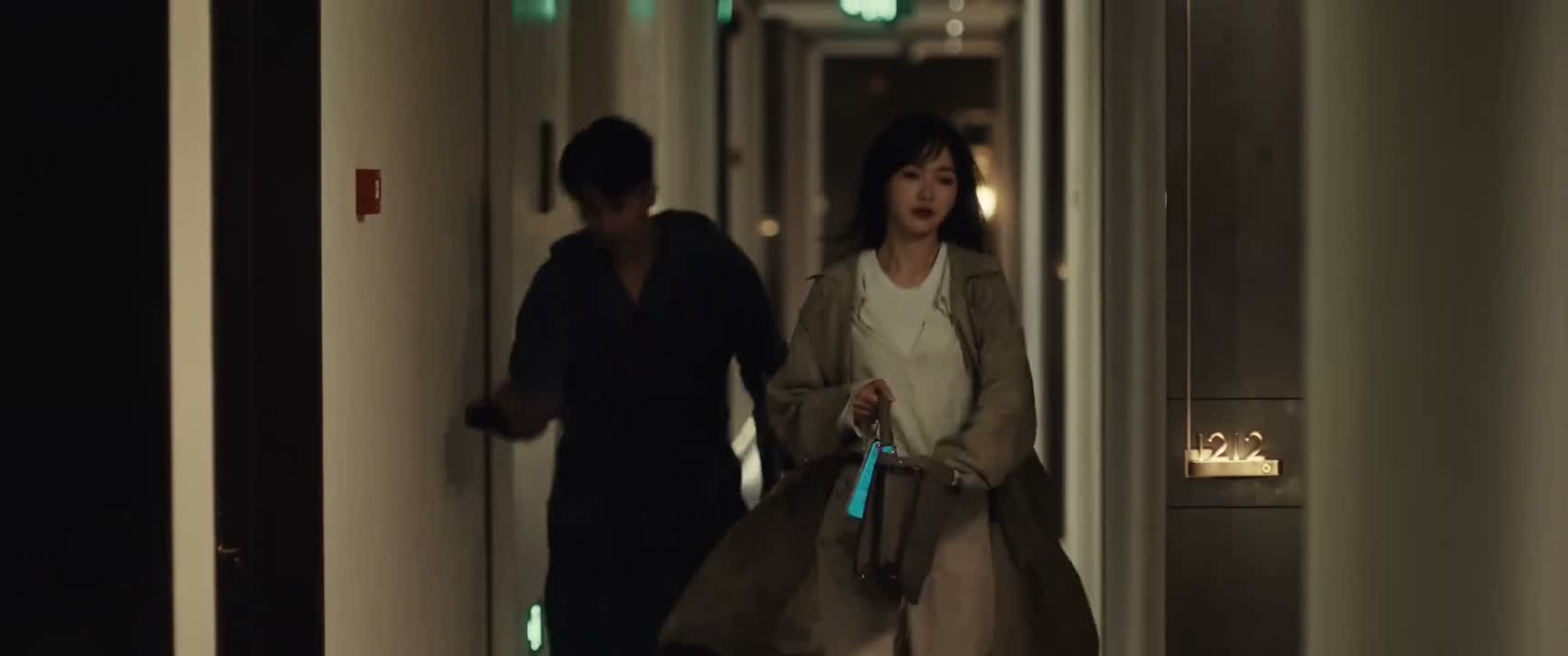 我们一起工作 一起吃饭 两人开开心心的