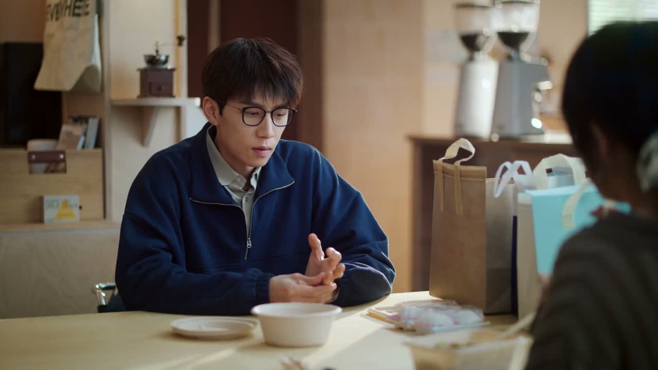 你别愣着了 你也吃点 我不饿