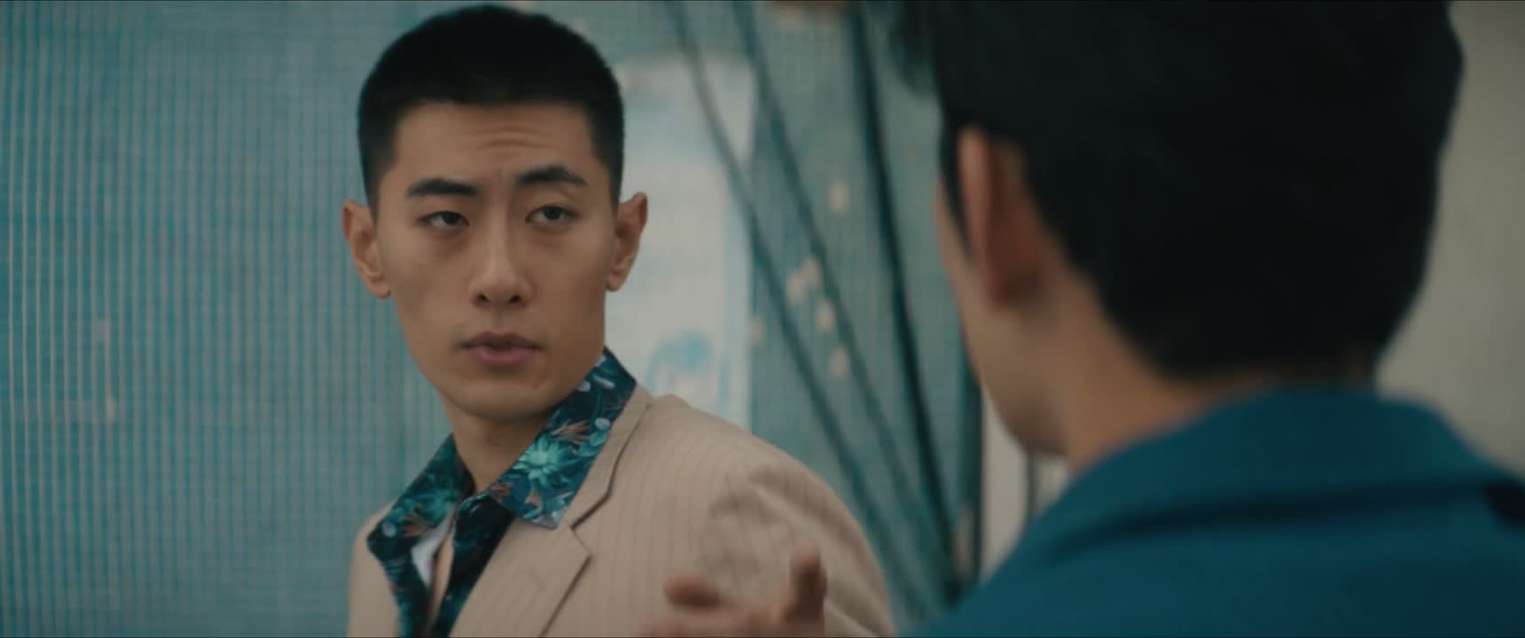 别在我车上抽烟啊 哪能啊