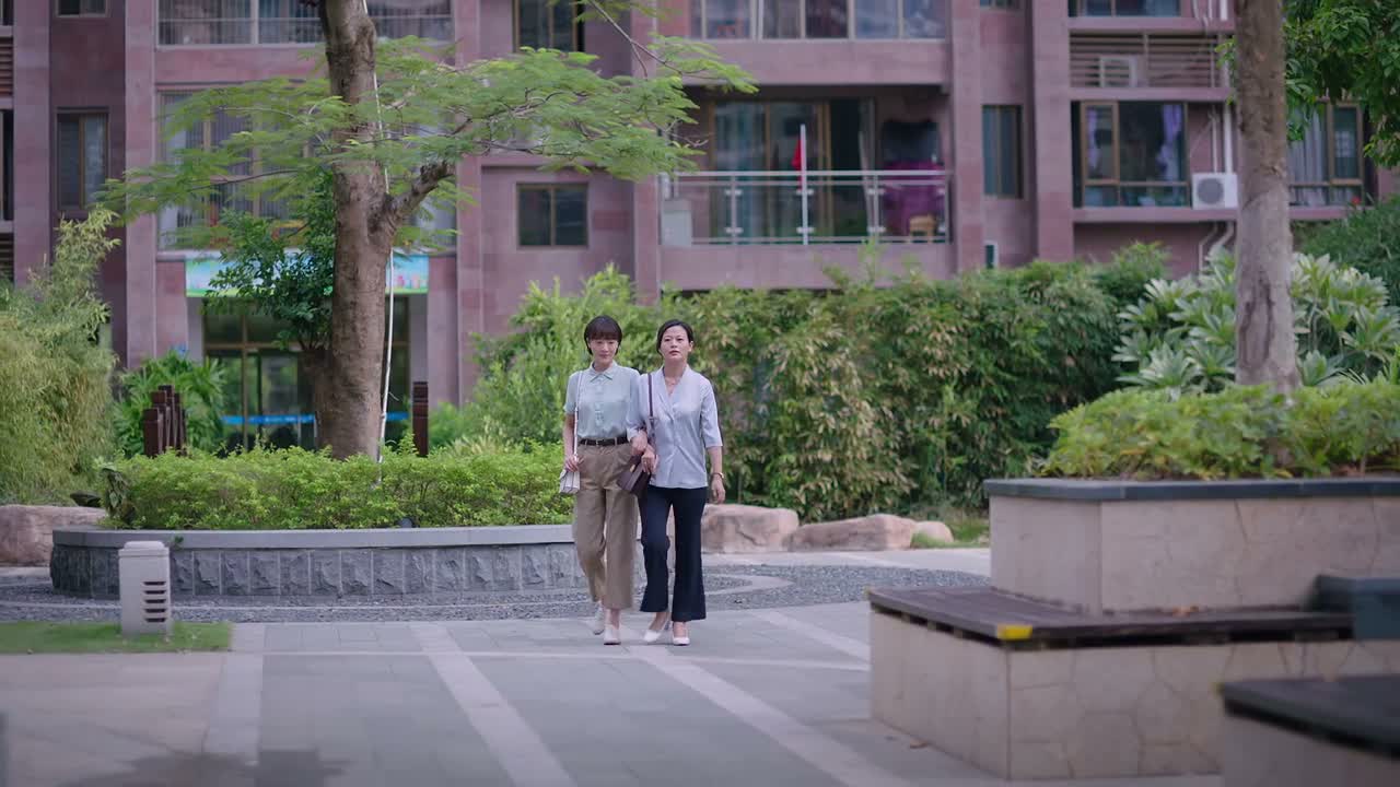 妈 我跟你商量个事呗 说啊