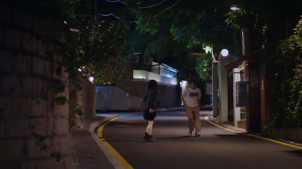 你老跟着我干什么