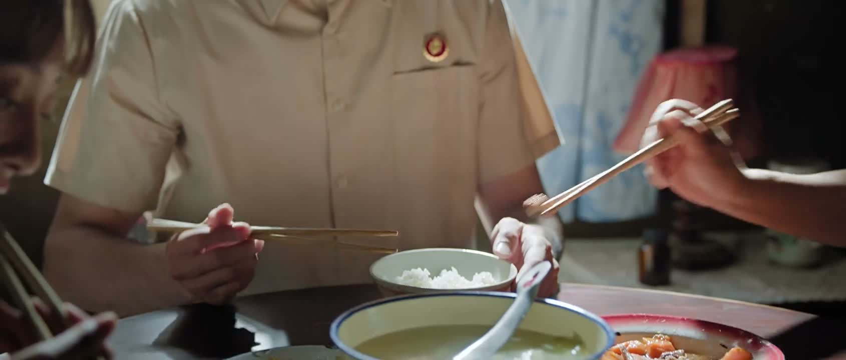 来费霆 吃肉