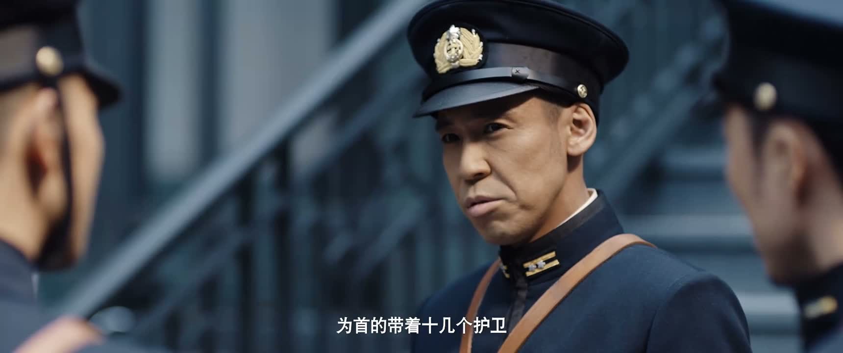 为首的带着十几个护卫