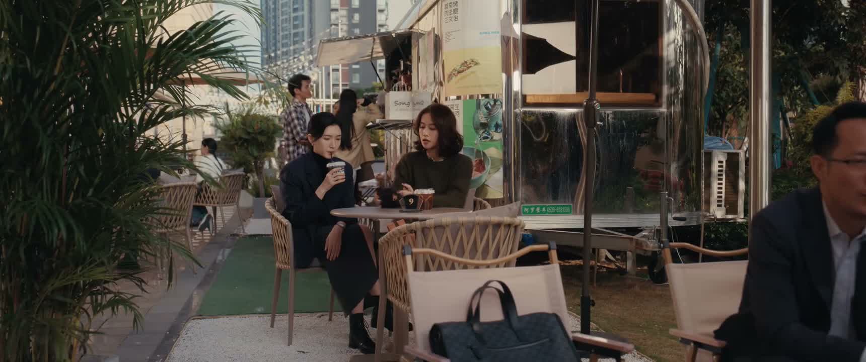 看样子她好像不在广州 出差去了