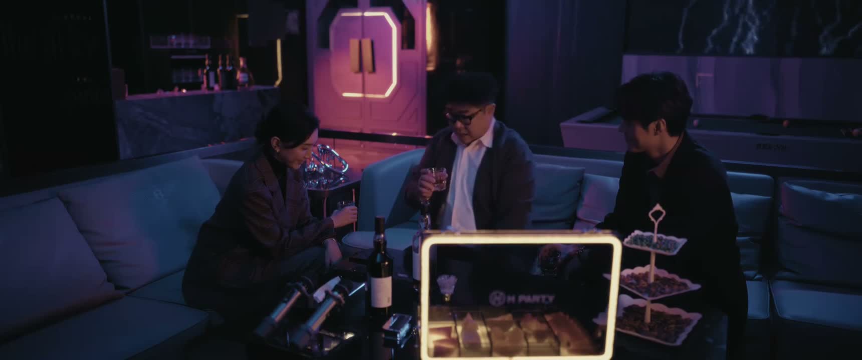 来 不说这些 我敬二位