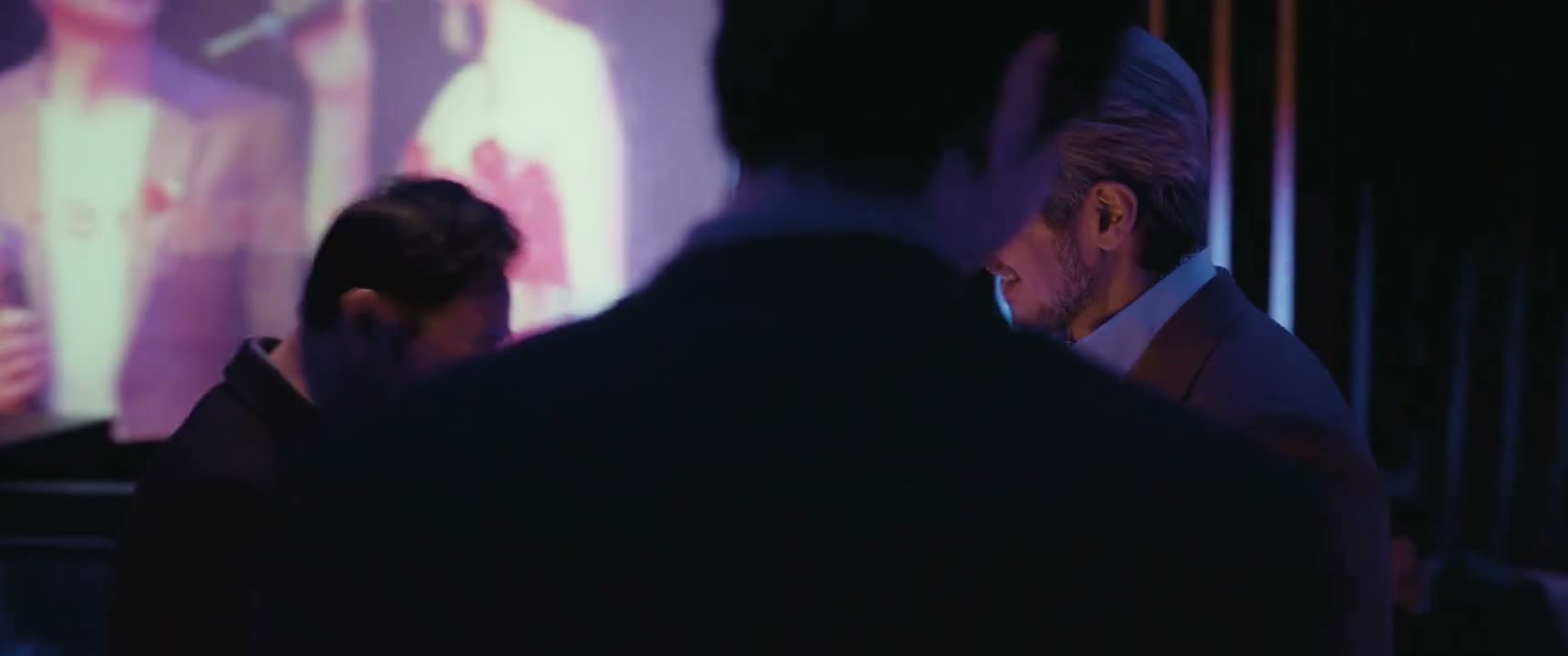 来 我敬您一杯 来来 以后多关照关照