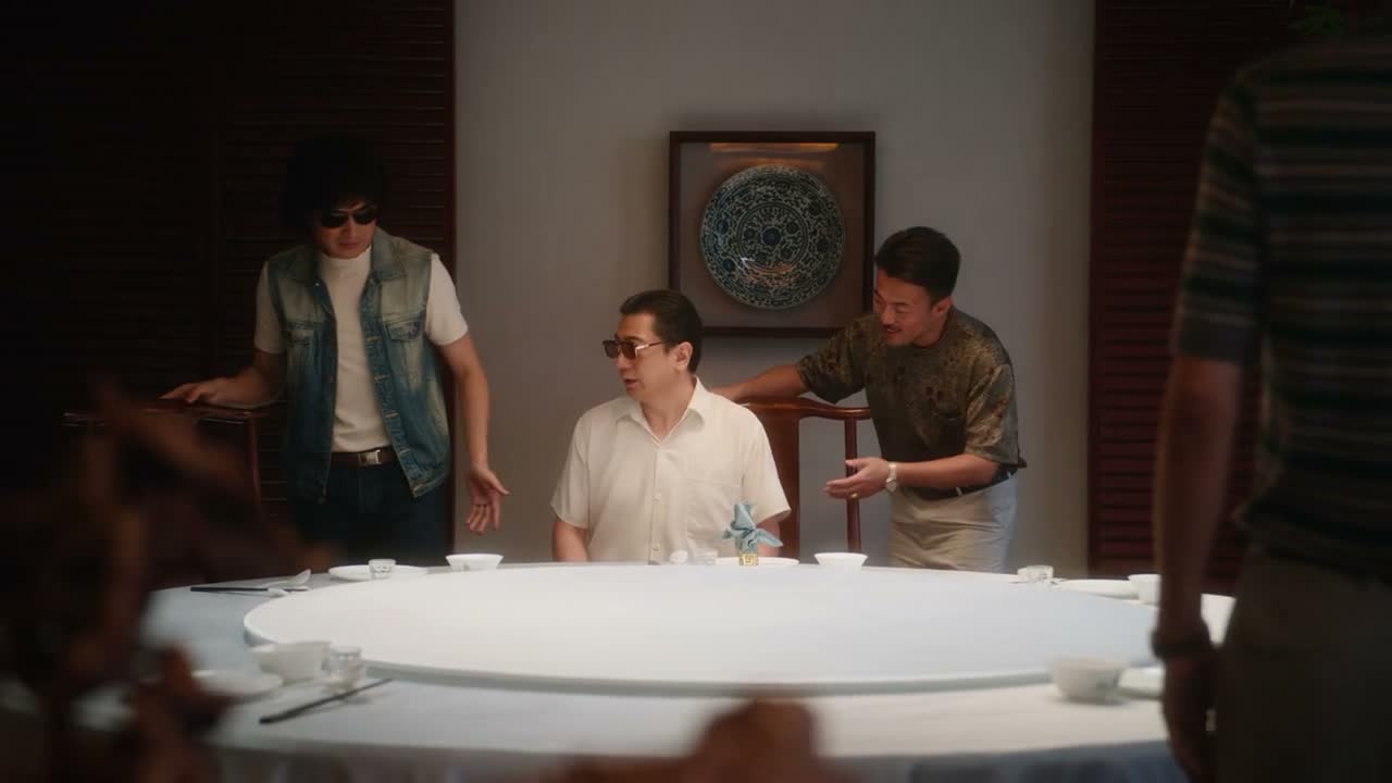 要不您往里点坐