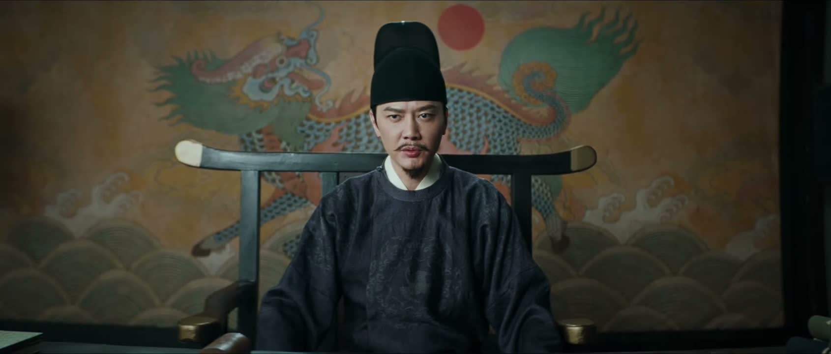 却忽略了他的脚长