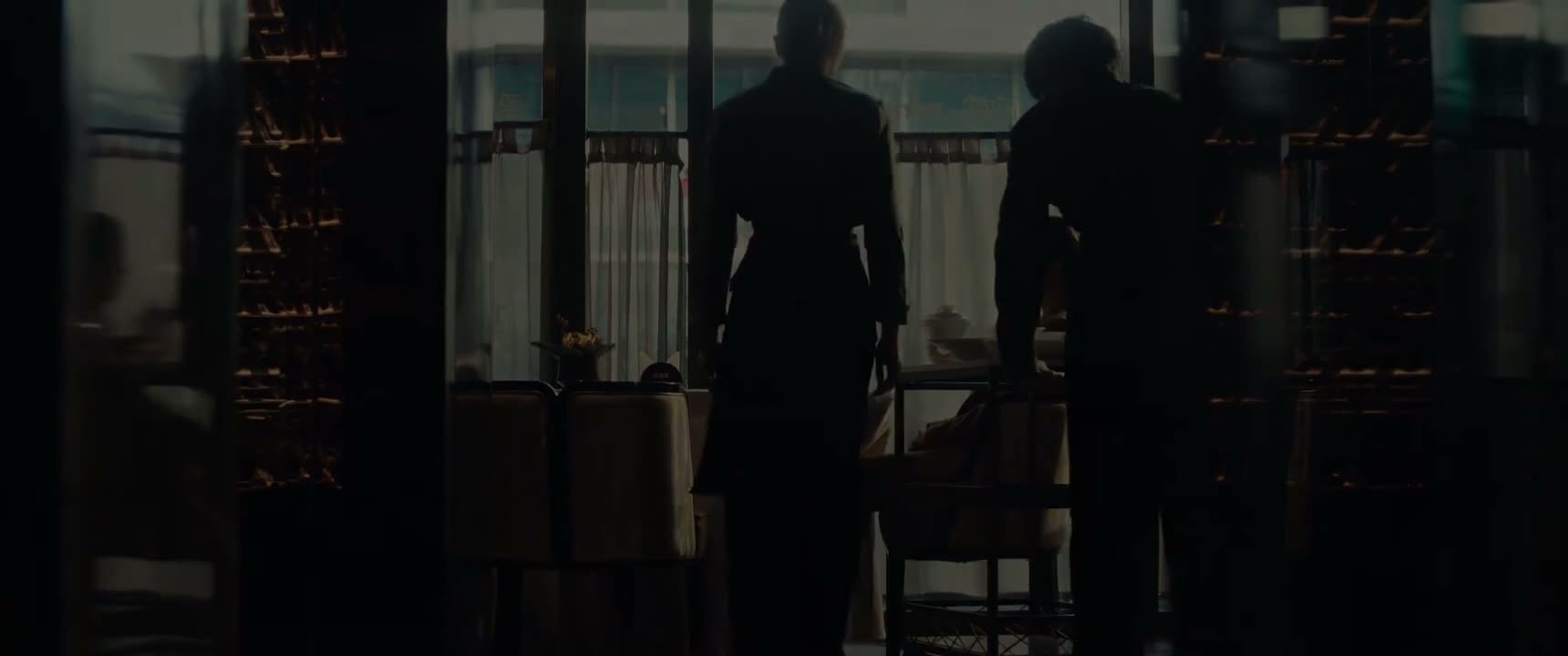 打扰女士 给您上一下餐