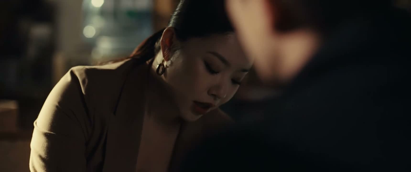 而我这边多赔她一点钱 只会让她晚一点直面现实