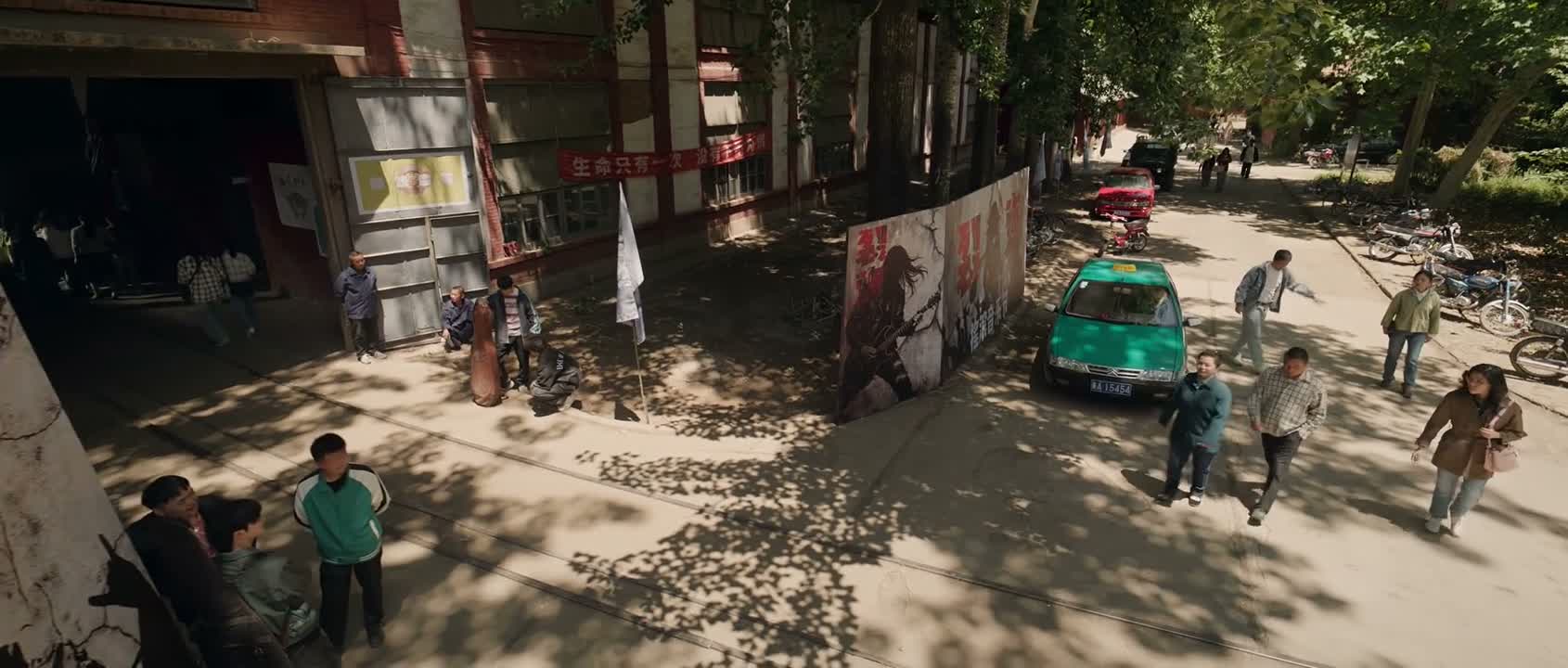 看车 从后门过去吧 开慢点