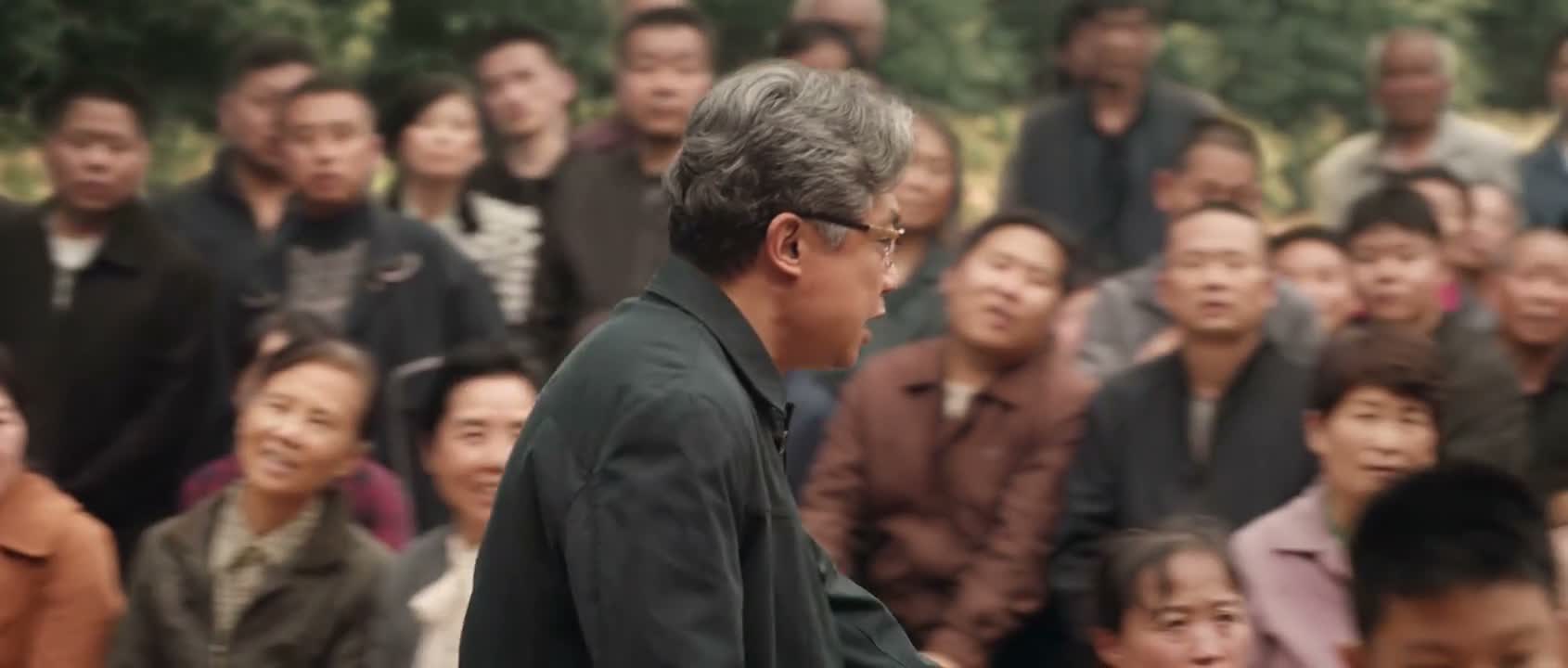 你们坐这儿干啥呢 让开 让开