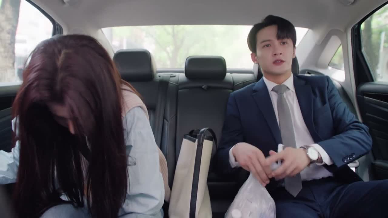 师傅 等她吃完药再开车吧