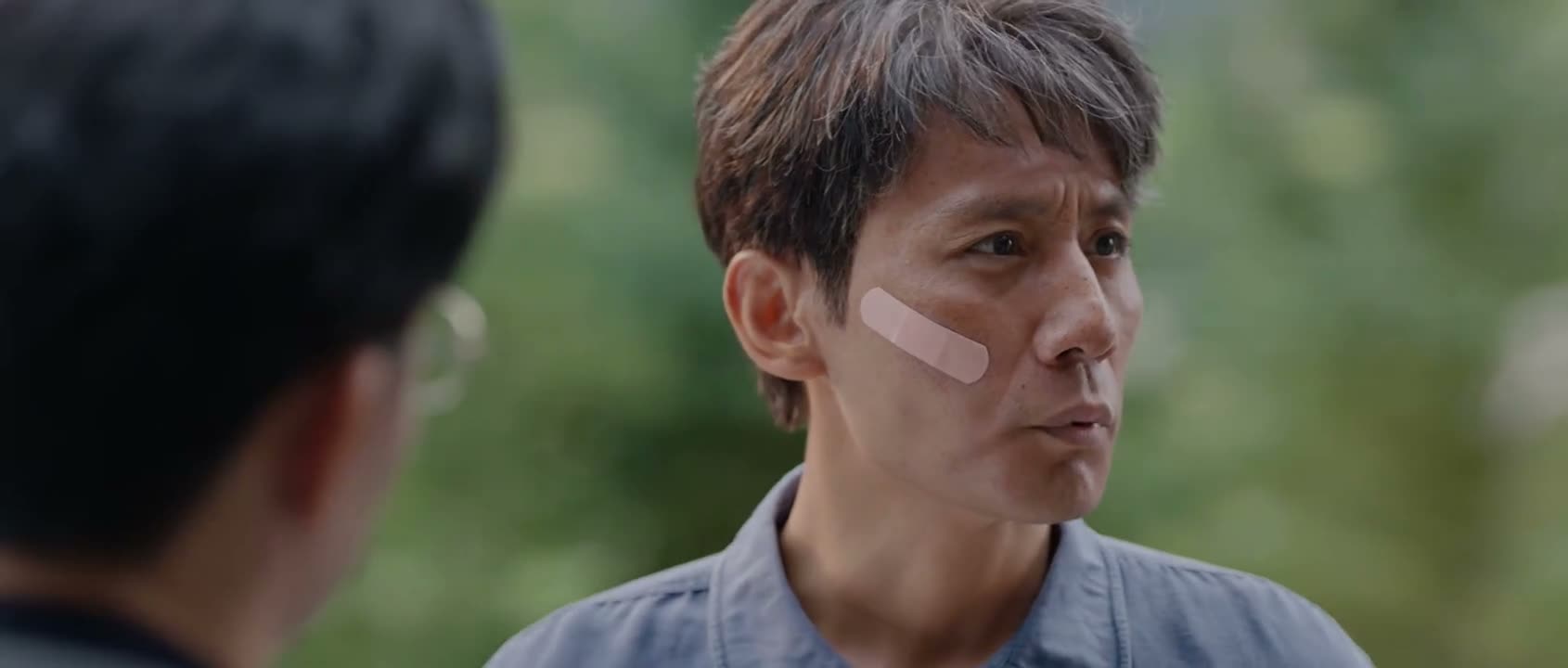 不是在盯别人呢