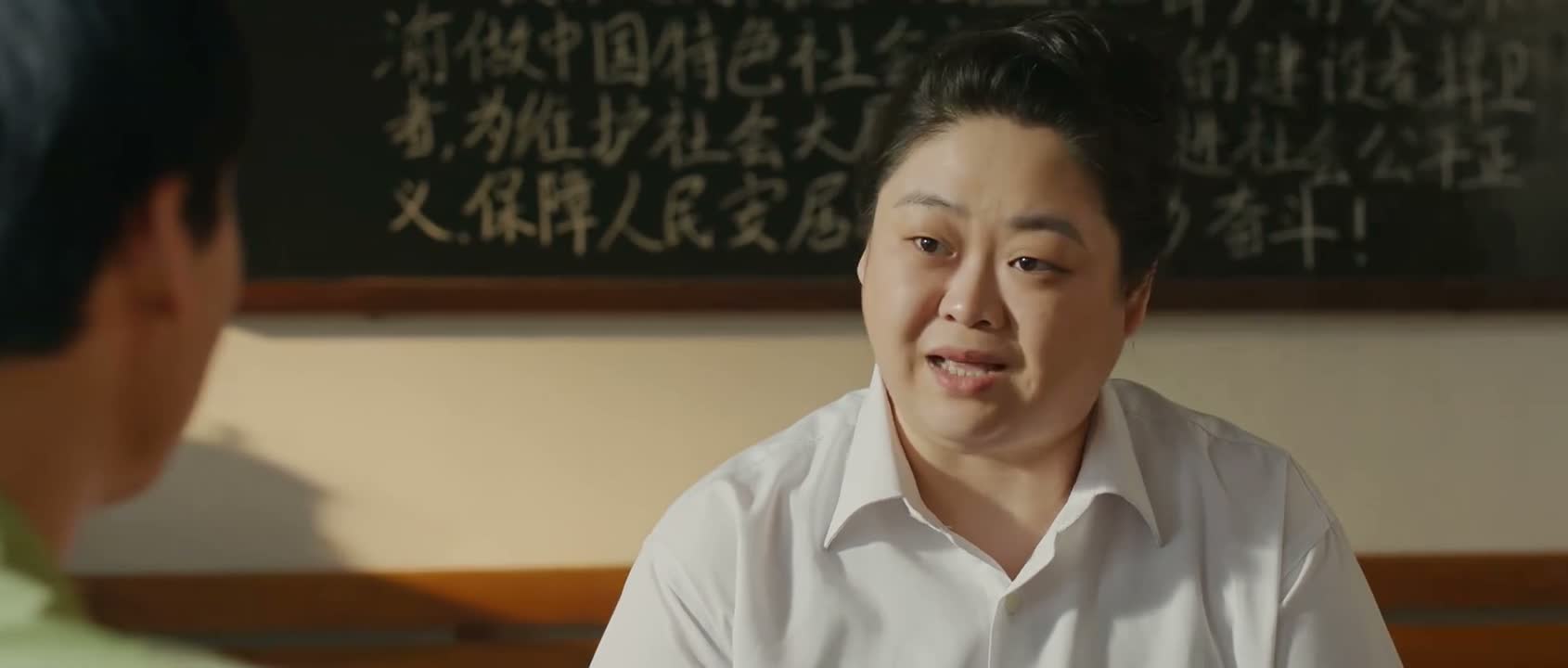拿着枪就进来要砸我们玻璃