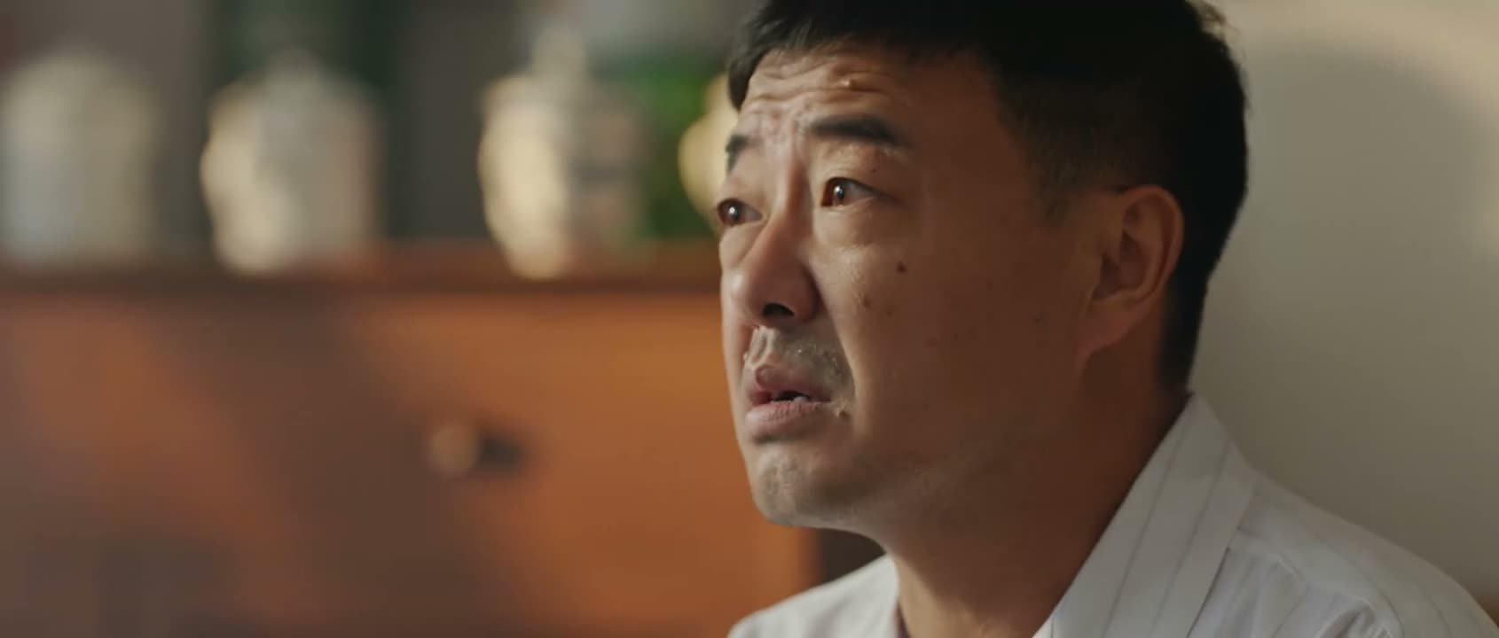 三个人冲进来了