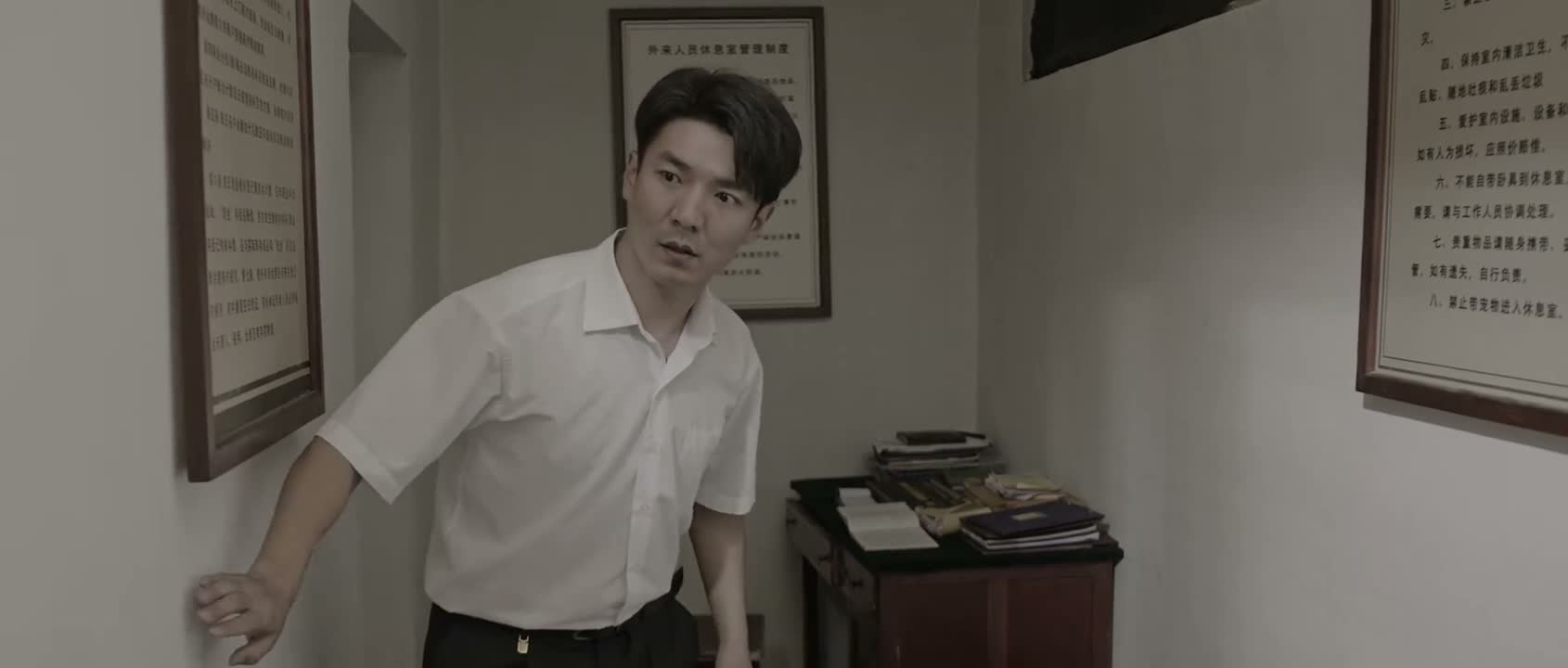 他们几个就被轰进来了