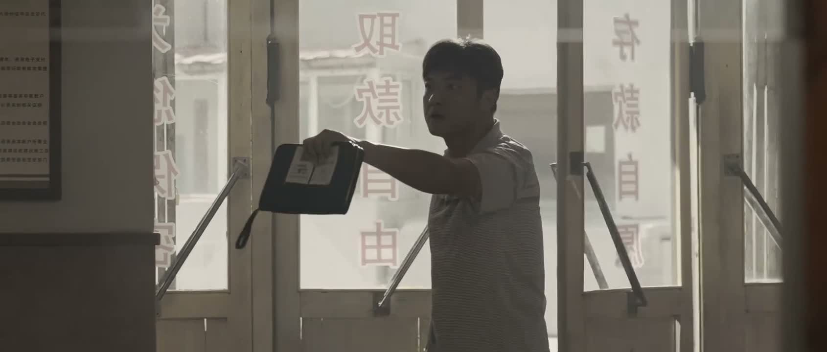 听见来了一个警察