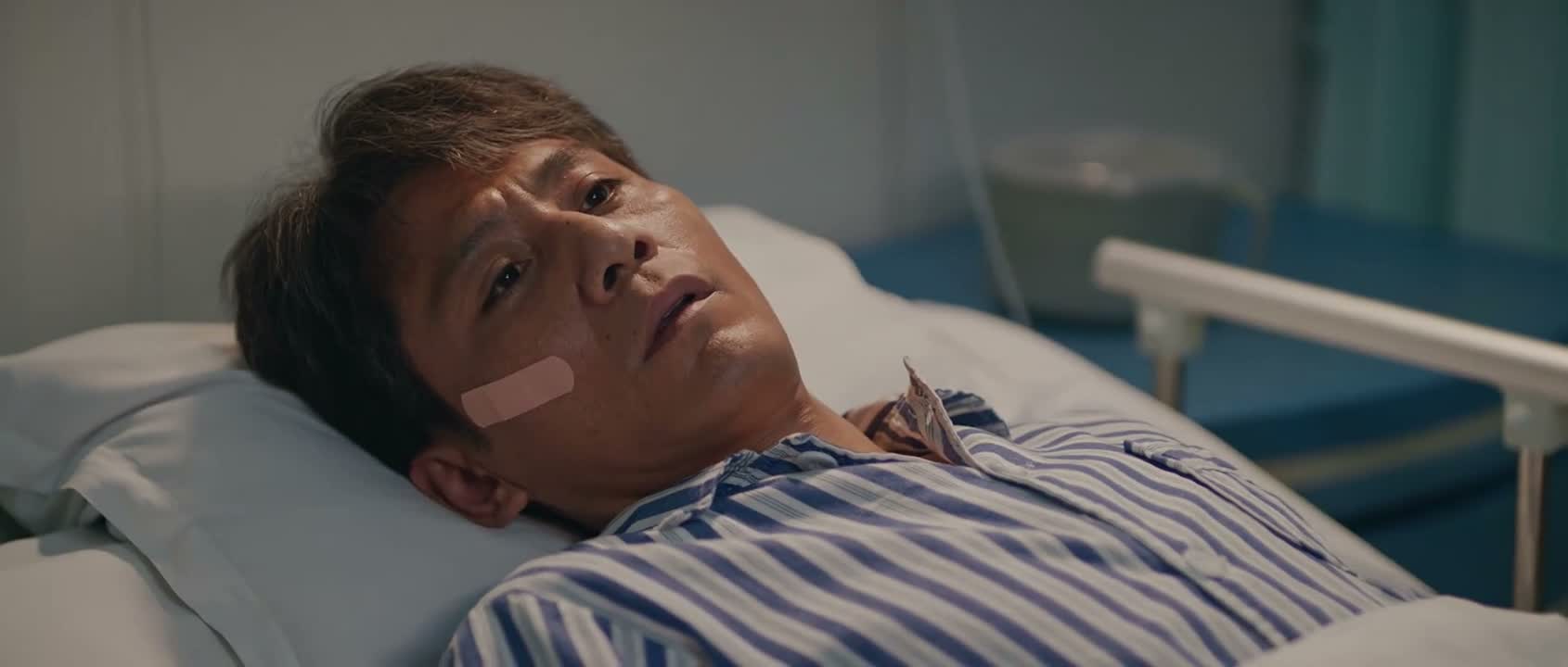 我想跟你这儿先借两百块钱