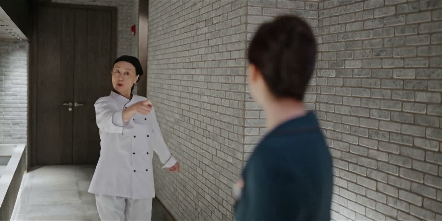 你敢动我女儿一根指头你试试看