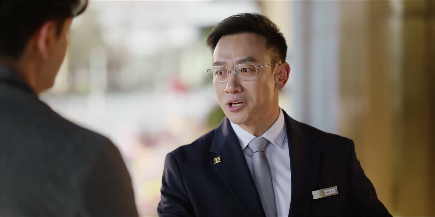 在宴会厅门口恭候大驾