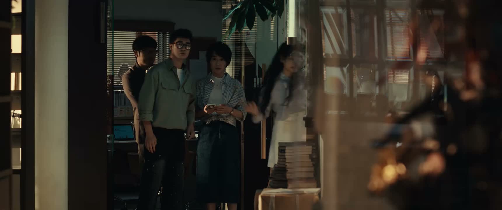 她是来这儿上班的 不是让您洗脑的