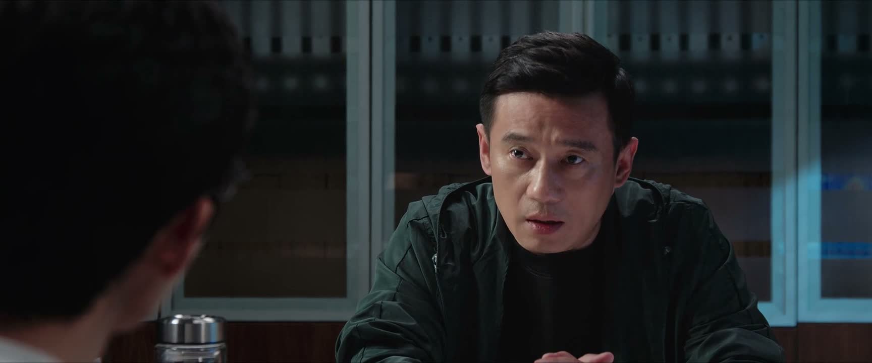 联手策划的