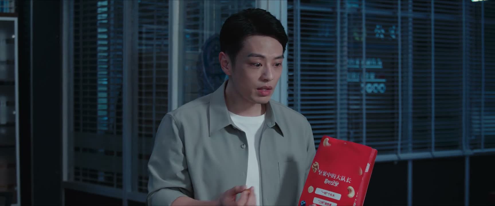 你们不觉得是 今天这个行动奇奇怪怪的吗