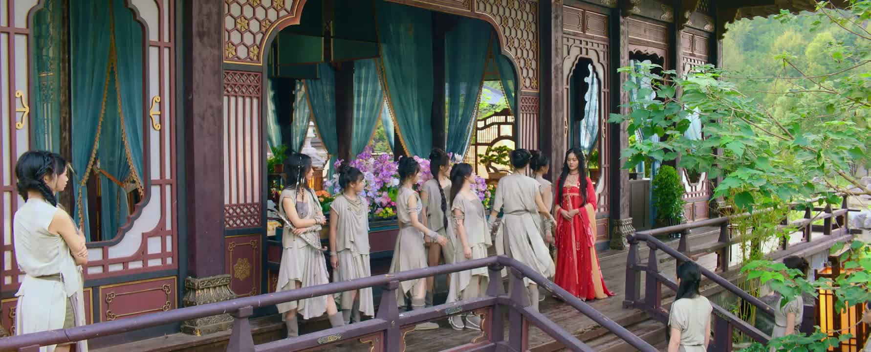 她们不知羞耻前来偷看