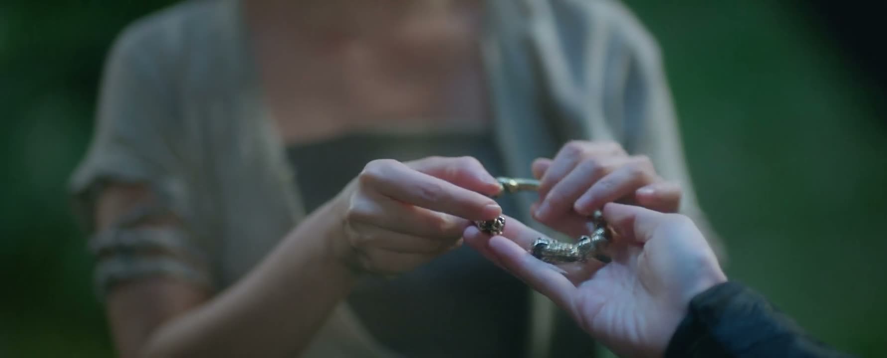 这不是我送你的千丝镯吗