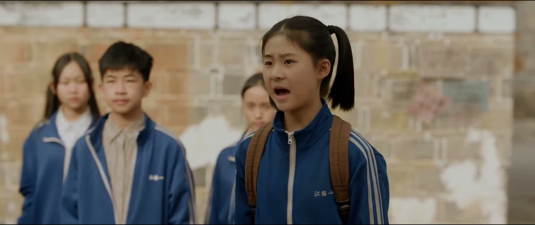 打人 抢钱 还占女孩便宜