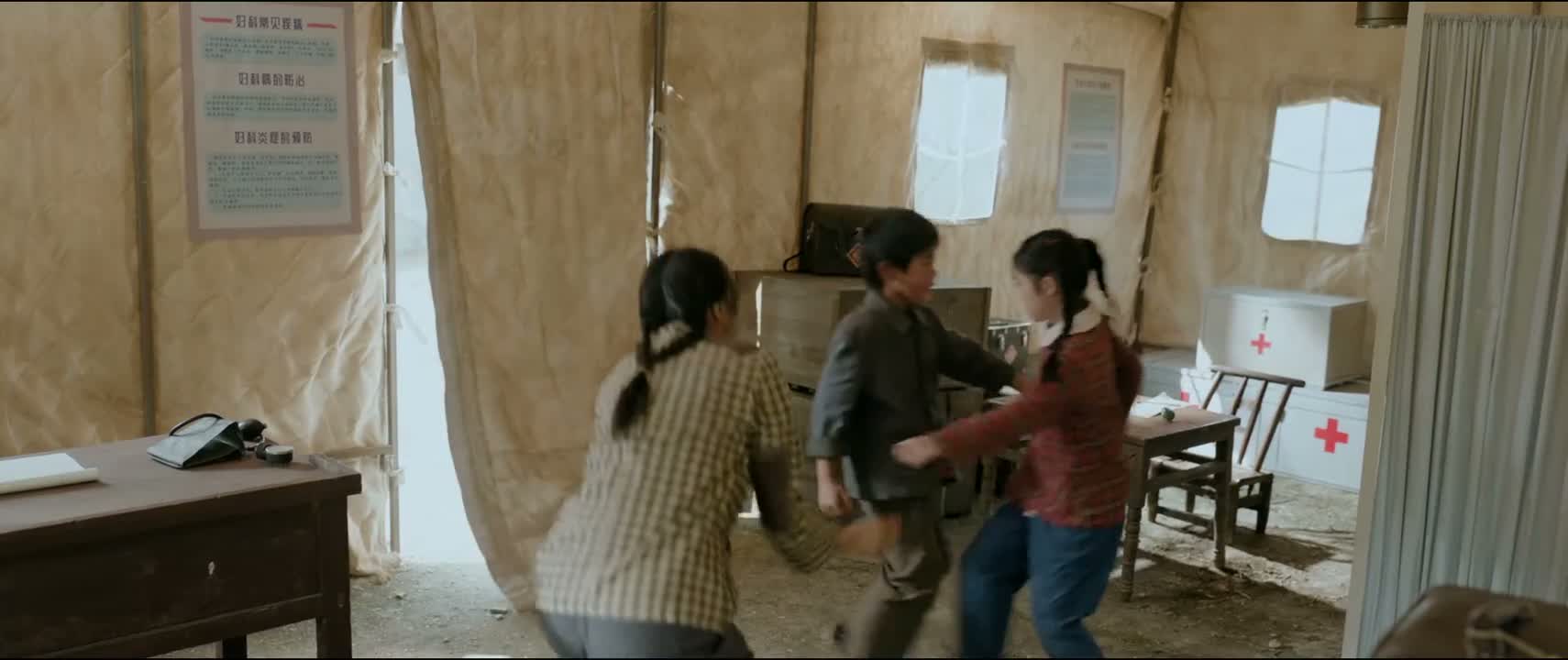 离我妈远点 她有病