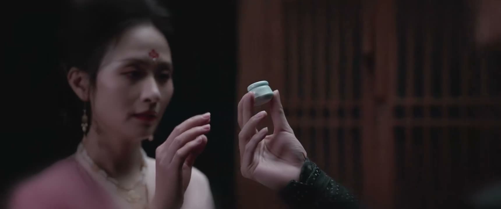 利用沁香向乐伎们散发迷香