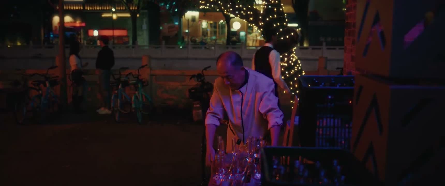 不好意思 您的酒 请慢用