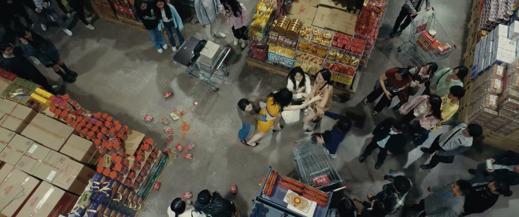 不要打了 这里不能打架 不然取消你们的展位资格