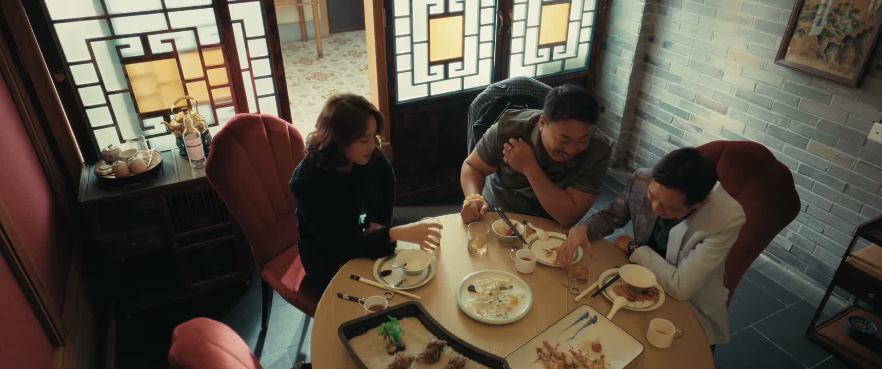 来来来 干了干了 罚一杯啊 来来来