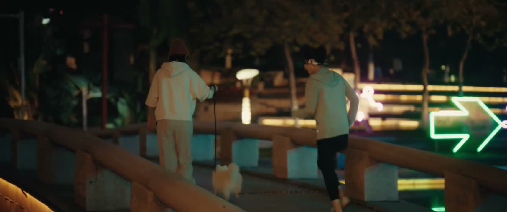 你今天也这么晚出来跑步了 对啊