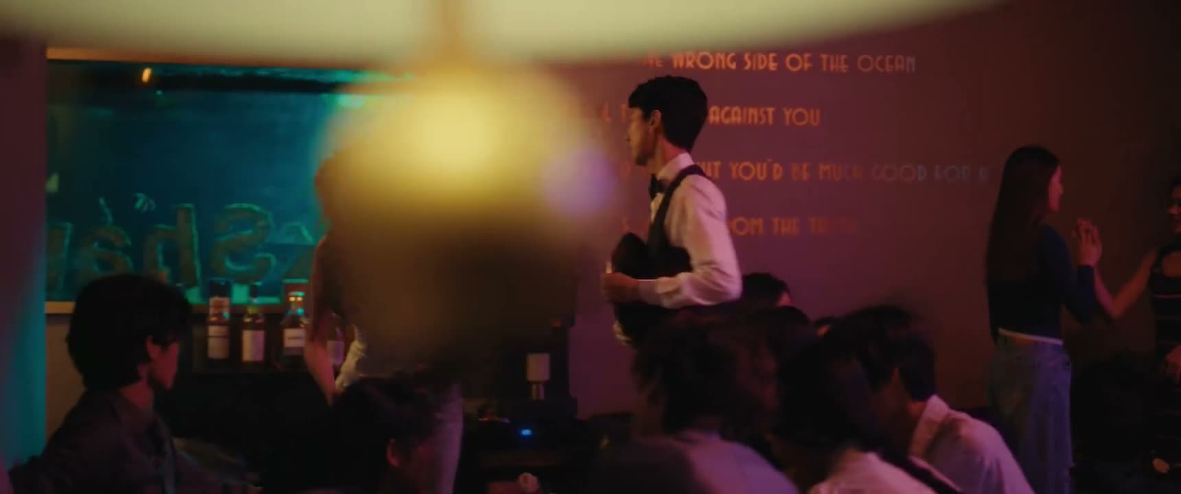 先生您先看一下 我待会再给您介绍