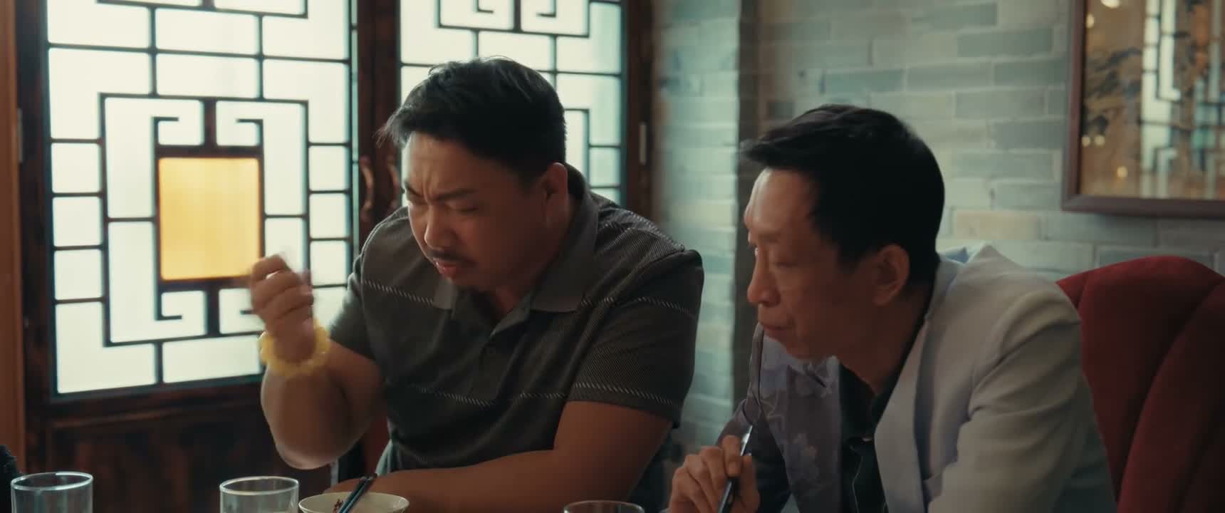 真的就没有钱 一箱一箱拿这洋酒