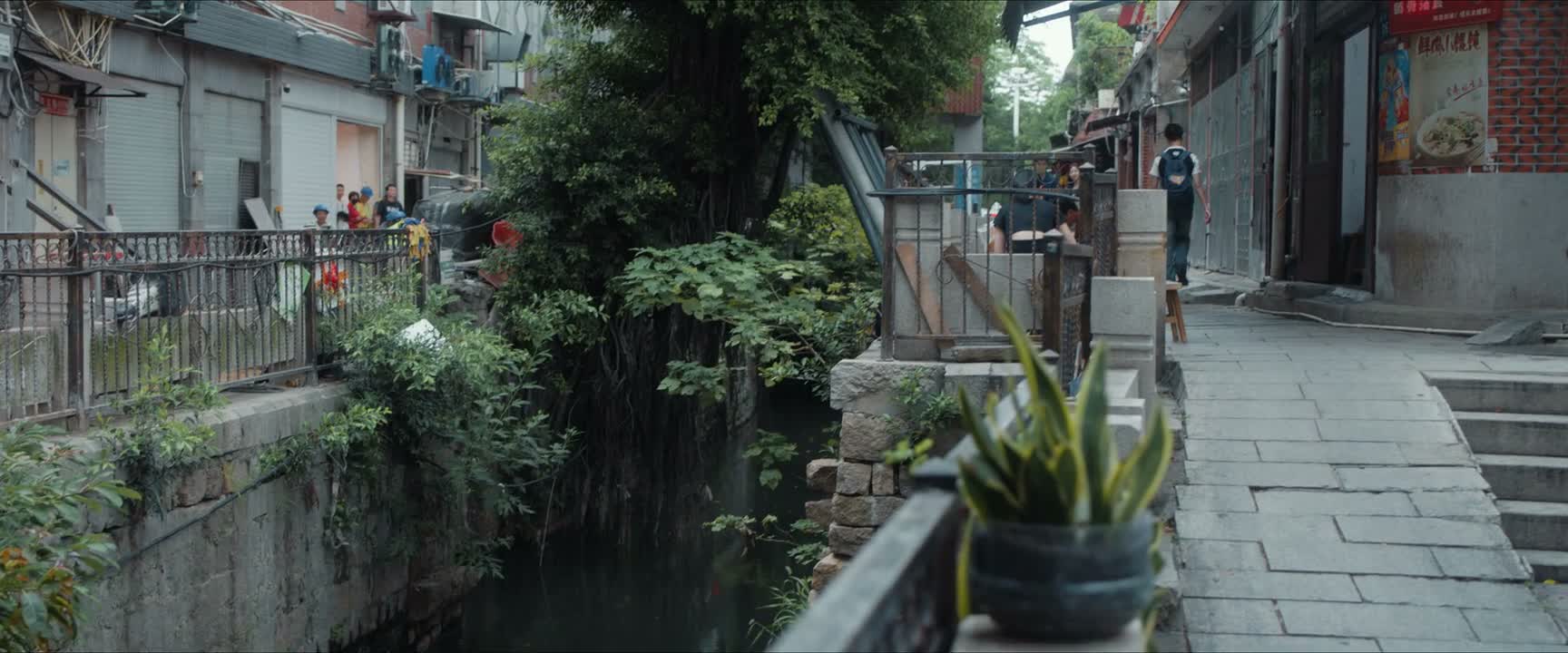 到了 就前面那家