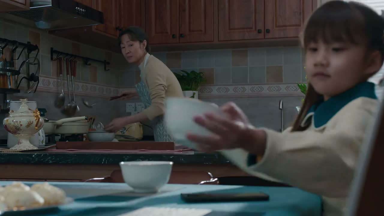把你妈妈的手机拿给姥姥