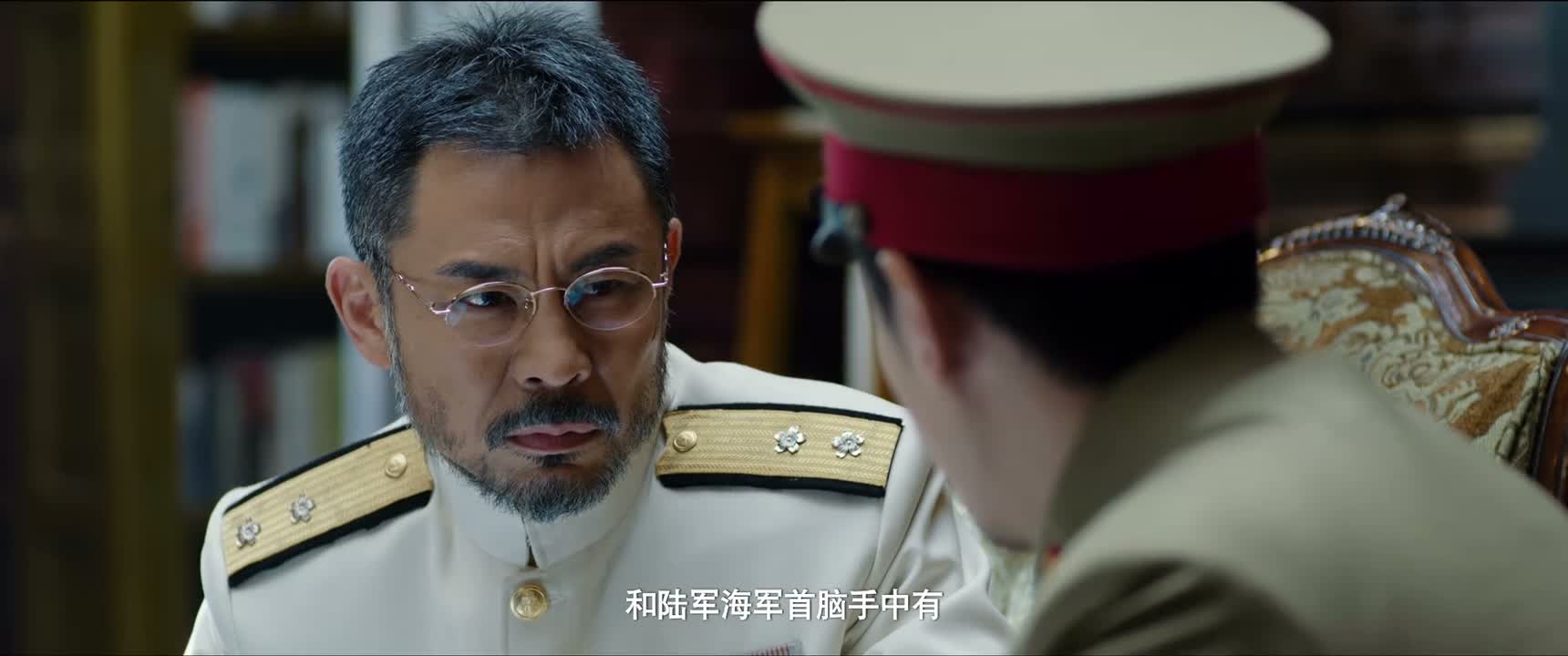 和陆军海军首脑手中有